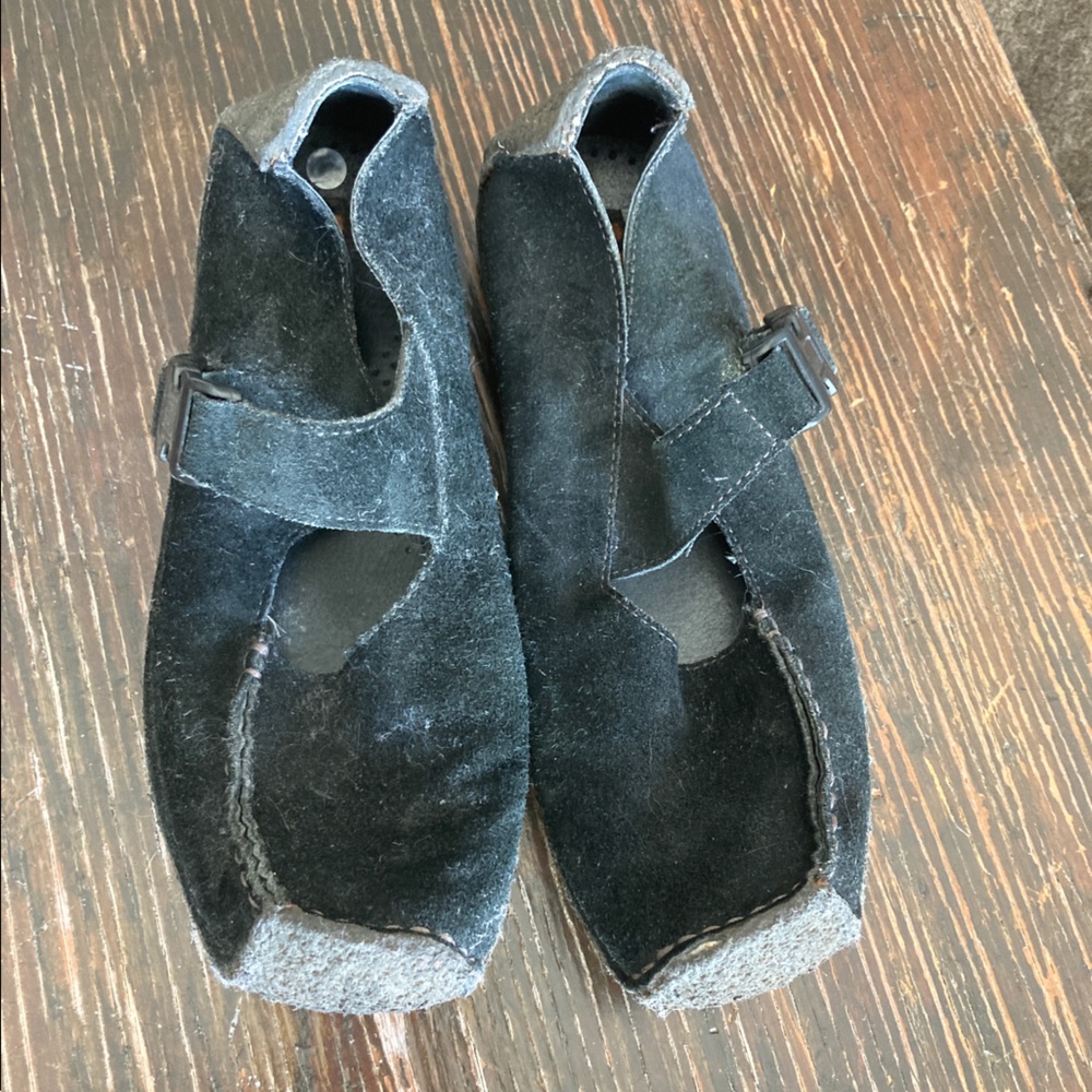NM70 Funky Black Suede Buckle Shoes